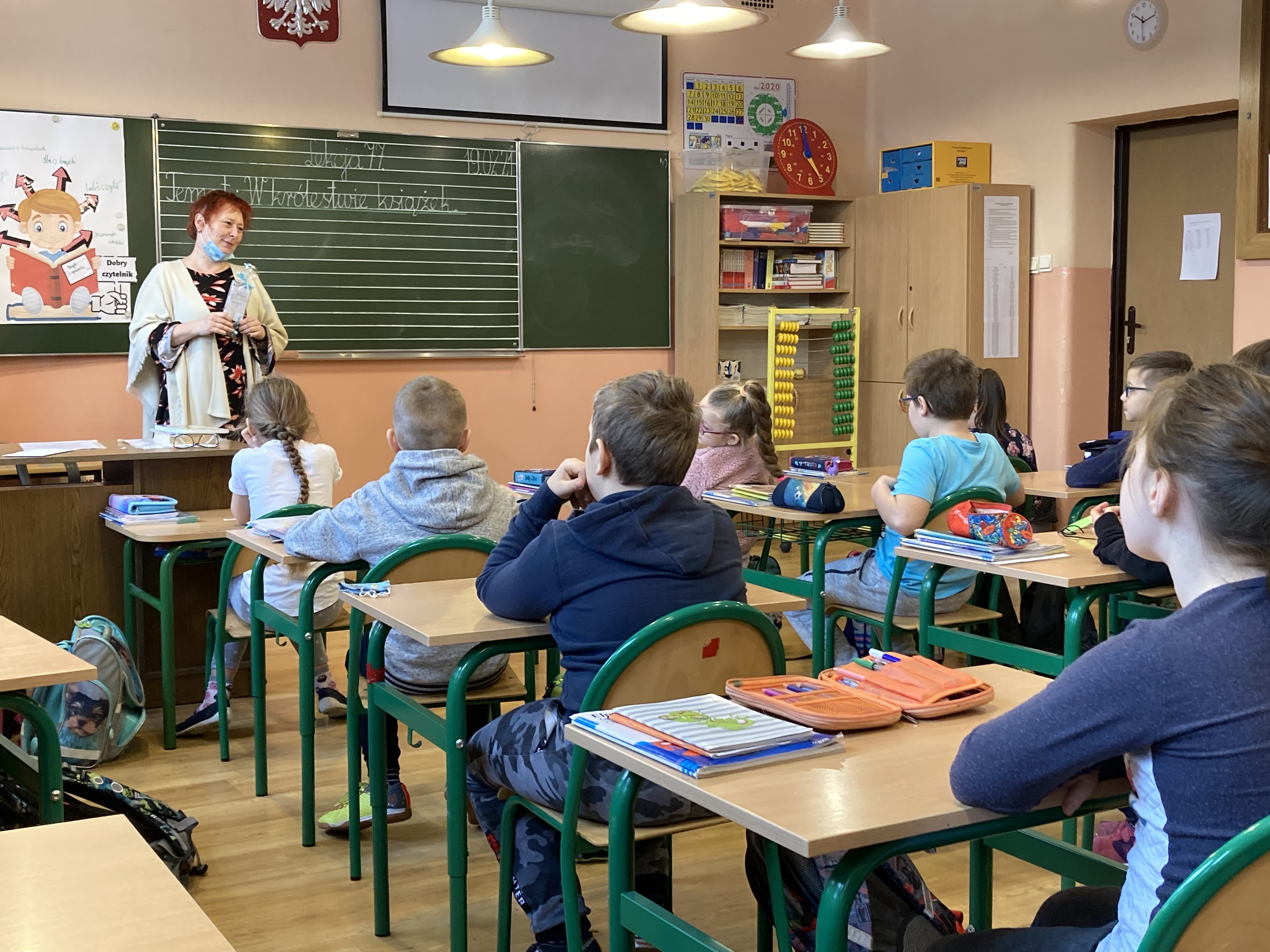 Uczniowie klasy 2b na spotkaniu z p. bibliotekarką Iwoną Brudny.